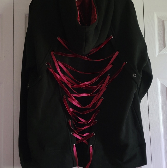 Hot Topic - Interview with the Vampire - Black and Red Graphic Hoodie L - Picture 5 of 7